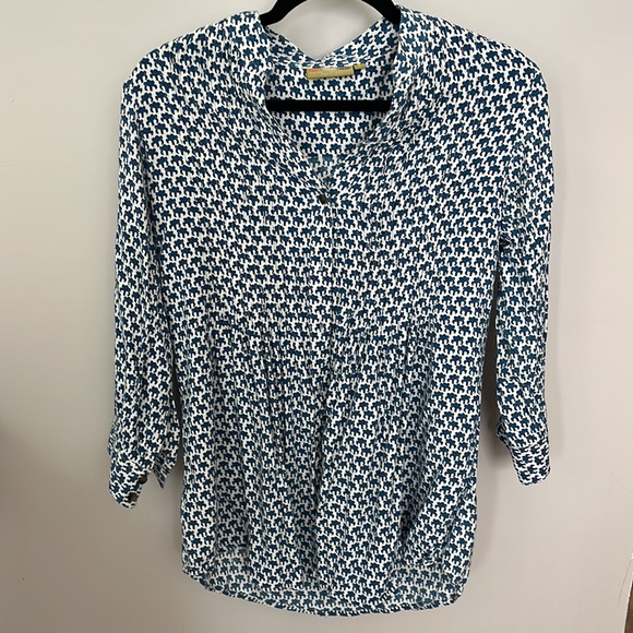 Size small button down flowy top with gorgeous pattern - Picture 4 of 5